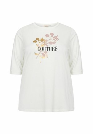 A fehér, rövid ujjú póló pink és arany virágmintával rendelkezik, a "COUTURE" felirat pedig vastag fekete betűkkel van rajta. Puha anyagból készült, laza szabással.