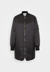 Černá bomber bunda s hladkým, lesklým materiálem. Má zip vpředu, žebrované manžety a boční kapsu na zip.