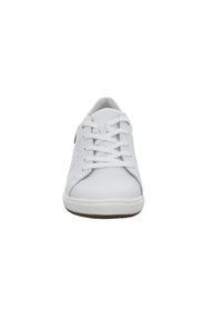 Sneaker bianco con tomaia in pelle liscia, punta rotonda, chiusura con lacci a sei occhielli e suola in gomma testurizzata con un leggero accento marrone.