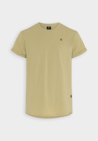 Světle olivově zelené tričko s ohrnutými rukávy, kulatým výstřihem a decentním logem na hrudi; vyrobeno z měkké, prodyšné tkaniny.