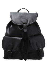 Czarna skórzana plecak z górną klapą i zapięciem, dwoma przednimi kieszeniami z klamrami oraz górną rączką do noszenia.