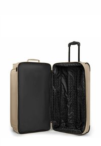 Valigia morbida beige con interno in tessuto nero, manico telescopico esteso e compartimento con cerniera su un lato, aperta su uno sfondo bianco.