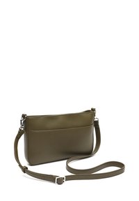 Olivově zelená kožená crossbody taška s hladkým povrchem, přední kapsou a nastavitelným popruhem. Akcenty ze stříbrného kovu.