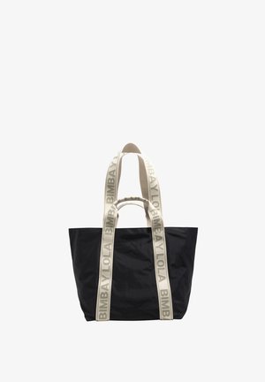 Czarna torba typu tote z długimi białymi uchwytami, na których nadrukowano napis „BIMBA Y LOLA” szarymi literami.