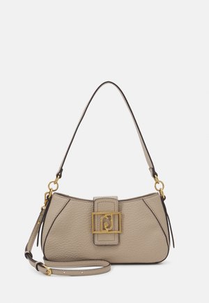 Beige Schultertasche aus strukturiertem Leder mit goldfarbenem quadratischem Schnallenverschluss, Reißverschluss, schwarzem Rand und verstellbarem abnehmbarem Schulterriemen.