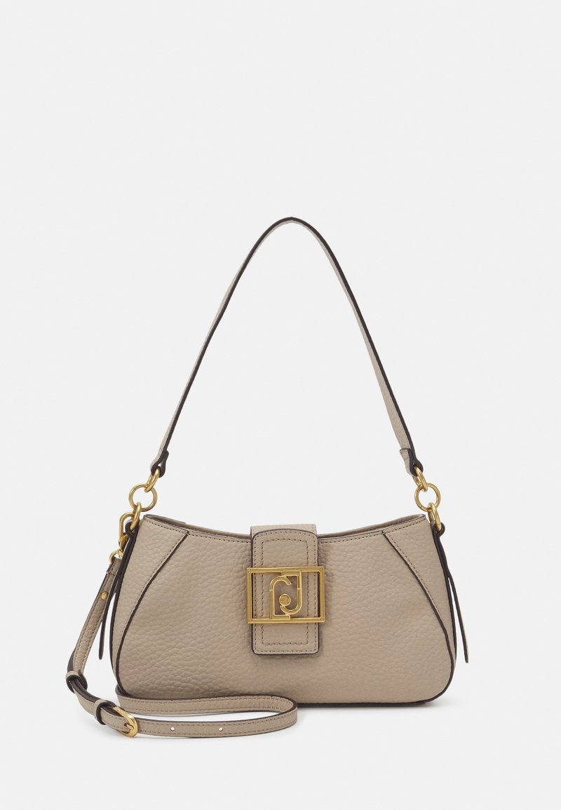 Sac à bandoulière en cuir beige texturé avec boucle carrée dorée, fermeture éclair, bordure noire et bandoulière réglable détachable.