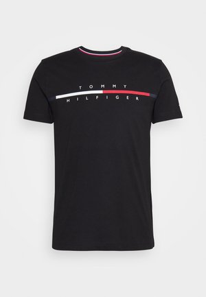 Zwart katoenen T-shirt met korte mouwen, ronde halslijn en wit tekstlogo "TOMMY HILFIGER" met rode en blauwe accenten over de borst.