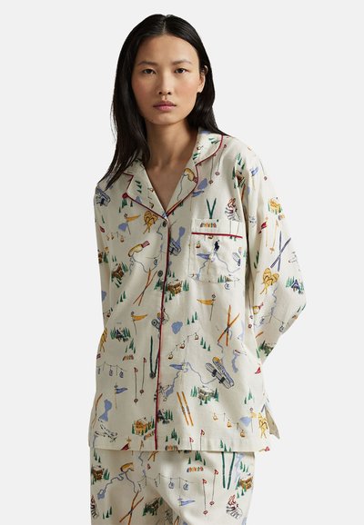 Conjunto de pijama hecho de tela ligera con un diseño estampado multicolor que representa actividades al aire libre. Cuenta con un cuello de solapa y un bolsillo en el pecho.