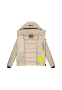 Beige hooded jacket die geopend is om de gevoerde binnenvoering te tonen, zwarte manchetten, een binnenzak met rits met gele trekker en een gele onderhoudsinstructiepatch.
