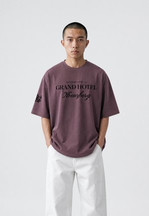 Vertere Berlin, GRAND HOTEL T-SHIRT UNISEX - T-shirt con stampa - plum