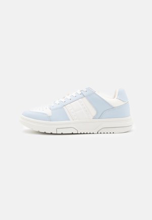 Sneakers - light blue