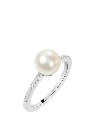 Anello d'argento con un grande centro in perla bianca e piccoli diamanti incastonati lungo la fascia su sfondo bianco.