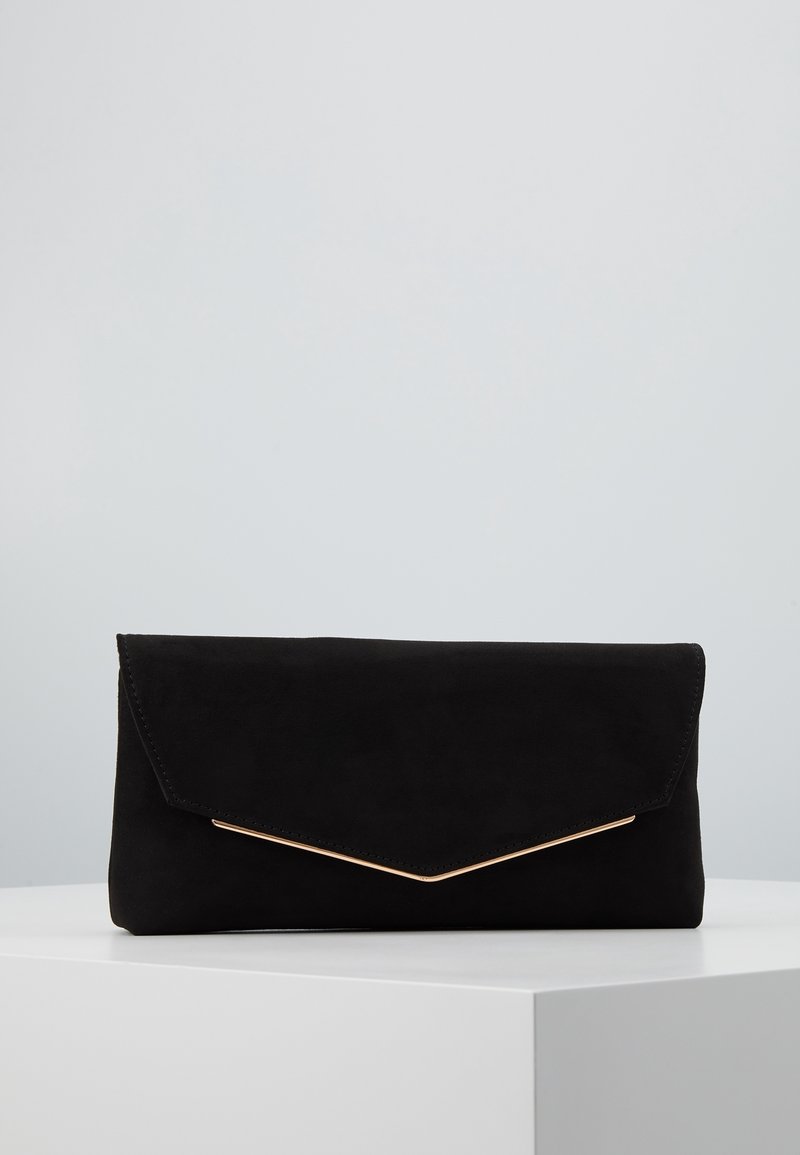 Pochette rectangulaire noire avec rabat pointu et un fin accent doré sur une surface blanche, sur fond gris clair.