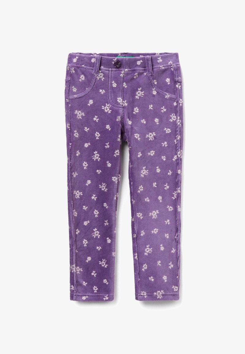 Fioletowe spodnie kordowe z białym wzorem kwiatowym, z przednimi kieszeniami i zapięciem na guzik. Gładka tekstura, dopasowany krój.
