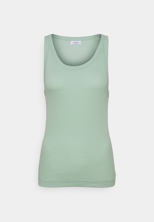 Camiseta sin mangas de algodón acanalado de color verde claro con escote redondo sobre fondo blanco.