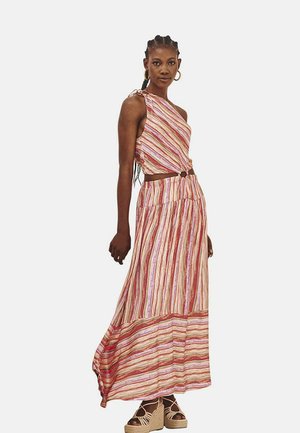 Vestido maxi de tela a rayas en tonos de rosa, rojo y crema. Diseño de un solo hombro, cintura elástica y falda acampanada; incluye un detalle de cinturón.