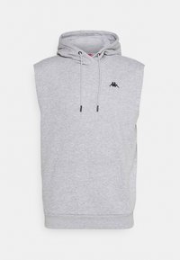 Haut de survêtement sans manches gris avec une poche avant et des cordons, comportant un petit logo noir sur la poitrine. Design simple et décontracté.