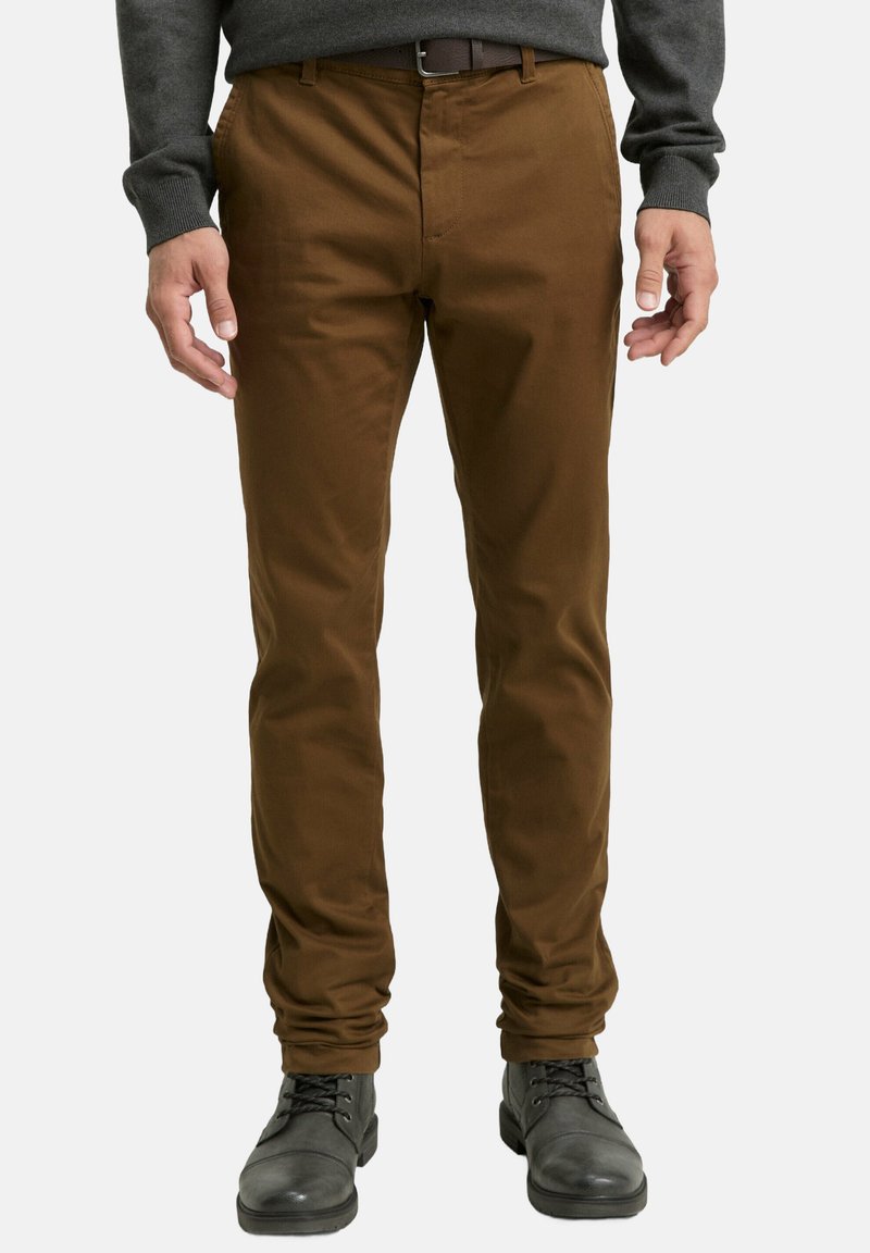 Pantalon chino marron coupe slim en tissu mélangé coton, avec poches latérales, devant plat, porté avec des bottes gris foncé.