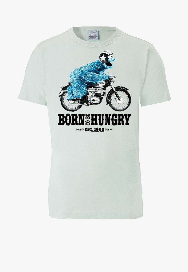 Ljusgrå t-shirt med en blå, fluffig karaktär på en motorcykel, med texten "BORN TO BE HUNGRY" i fet svart stil under.