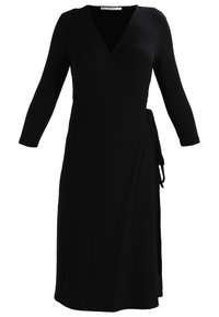 Svart, ribbad omlottklänning med V-ringning och trekvartslånga ärmar. Inkluderar ett midjeband för justerbar passform. Slät textur.