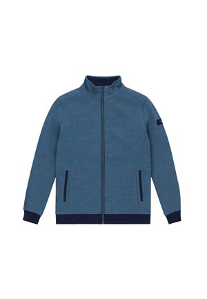 Chaqueta de punto azul con cremallera, cuello alto, puños, dobladillo y ribetes de los bolsillos en color oscuro, y una pequeña parche en la parte superior de la manga izquierda.
