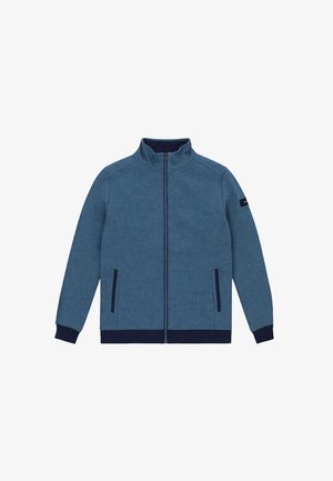 Chaqueta de punto azul con cremallera, cuello alto, puños, dobladillo y ribetes de los bolsillos en color oscuro, y una pequeña parche en la parte superior de la manga izquierda.