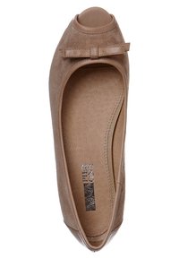 Ballerine in suede beige con punta tondeggiante e rifiniture in pelle, caratterizzate da un piccolo fiocco sul davanti. L'interno è di una finitura liscia.