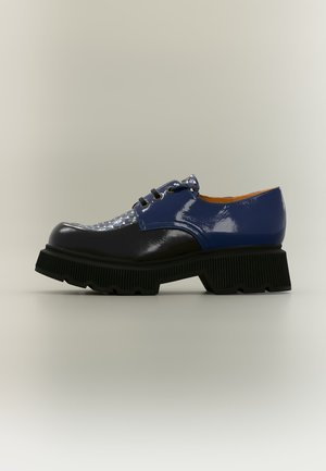 Chie Mihara, QAMBA - Chaussures à lacets - sucre/timbal blue/sucre navy