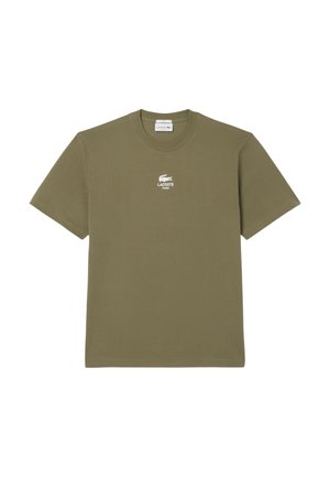 Camiseta de algodón verde oliva con cuello redondo y mangas cortas. Presenta un logo blanco de Lacoste en el pecho y un dobladillo recto.