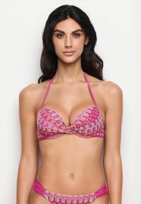 Roze bikini set met een geprinte haltertop die een gedraaid voorpand heeft. De onderkant heeft een bijpassend ontwerp met zijaccenten.