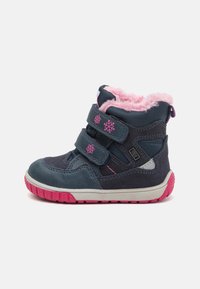 Dunkelblaue Stiefel mit pinkem Kunstfellbesatz, zwei Klettverschlüssen, Schneeflockenmuster und einer pinken Gummisohle. Robustes Material, das für den Winter geeignet ist.