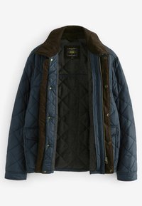 Marineblau gesteppte Jacke mit braunem Cordkragen, durchgehendem Reißverschluss und Druckknopfverschluss; bietet ein gefüttertes Innenfutter mit Rautenmuster und Seitentaschen.