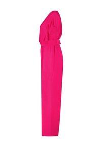 Jumpsuit fuchsia avec une coupe décontractée, manches courtes, taille ceinturée et jambes larges, présentant une texture lisse et sans motifs visibles.