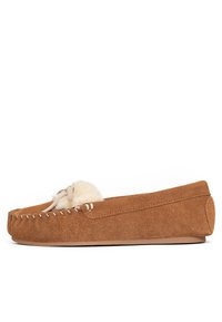Zapatilla de mocasín de ante marrón con punta redondeada, costuras decorativas y un acento de pompon de piel de color crema en la parte superior.