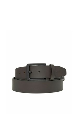 Ciemnobrązowy skórzany pasek zwinięty z prostokątną, matową czarną klamrą i pasującą pętlą na białym tle.