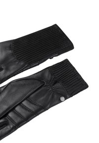 Schwarze Lederhandschuhe mit gerippten Bündchen, die ein gestepptes Muster auf der Handfläche und ein kleines Metallelement in der Nähe des Handgelenks aufweisen.