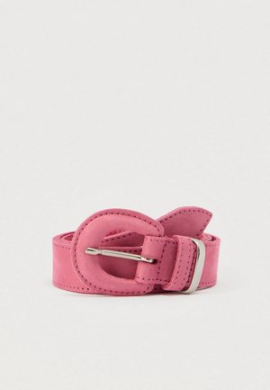 Ceinture en daim rose avec boucle ovale recouverte et ardillon argenté, enroulée sur un fond uni clair.