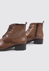 Sandra Fontán BETSABE - Botines con cordones - brown