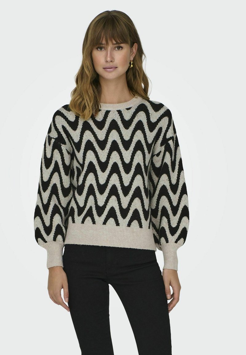 Maglione lavorato a maglia con un motivo a onde in nero e crema, con scollo rotondo e maniche a sbuffo, rifinito con un bordo a coste.
