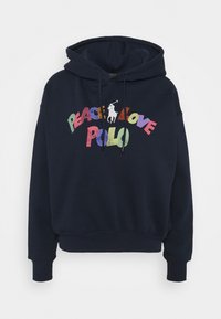 Marinblå huvtröja i mjukt tyg, med en flerfärgad grafisk text: "FRID KÄRLEK POLO," med en liten hästlogotyp ovanför.