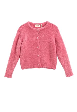 Gilet rose duveteux à manches longues, six boutons sur le devant, col rond et coupe légèrement courte, présenté sur un fond blanc uni.