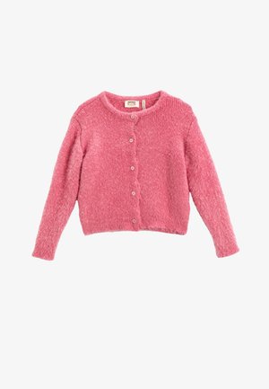 Gilet rose duveteux à manches longues, six boutons sur le devant, col rond et coupe légèrement courte, présenté sur un fond blanc uni.