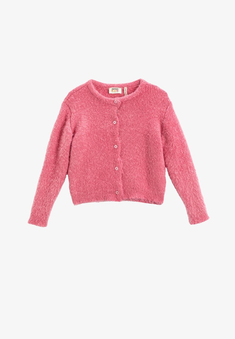 Gilet rose duveteux à manches longues, six boutons sur le devant, col rond et coupe légèrement courte, présenté sur un fond blanc uni.