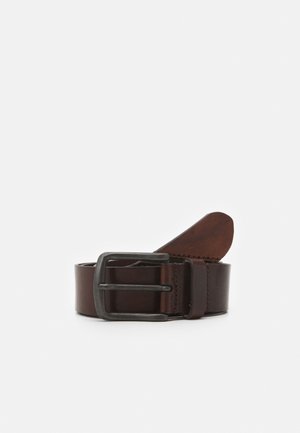 Ceinture en cuir marron foncé enroulée avec une boucle carrée en métal mat sur fond blanc.