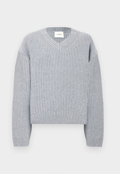 Γκρι πλεκτό πουλόβερ με ρίγες, V-λαιμόκοψη, μακριά μανίκια και άνετη εφαρμογή. Το ύφασμα παρουσιάζει υφή με διακριτικές οριζόντιες γραμμές.