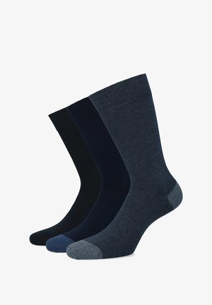 Trzy pary skarpet w ciemnych odcieniach: czarna, ciemnoniebieska i szaro-niebieska, o gładkiej teksturze i kontrastowych akcentach na palcach.