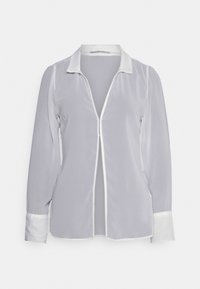 Blusa de manga larga gris claro con forma ajustada, cremallera al frente y detalle de cuello blanco. Textura suave y puños abotonados.
