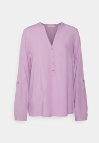 Longsleeve, lilakowa bluzka z miękkiego materiału. Posiada dekolt w kształcie litery V oraz listwę guzikową z pięcioma guzikami. Rękawy z możliwością podwinięcia ozdobione srebrnymi akcentami.