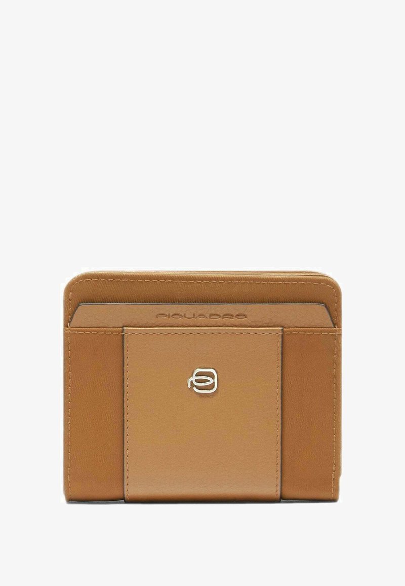 Portafoglio in pelle color cuoio con tasca anteriore, emblema logo argentato e fessura per carte visibile con il nome del marchio "Piquadro" in rilievo.