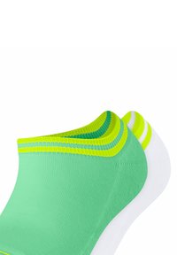 Chaussettes de cheville vertes et blanches présentant une texture lisse, un design bicolore, et de vifs accents rayés verts et jaunes au niveau du revers.